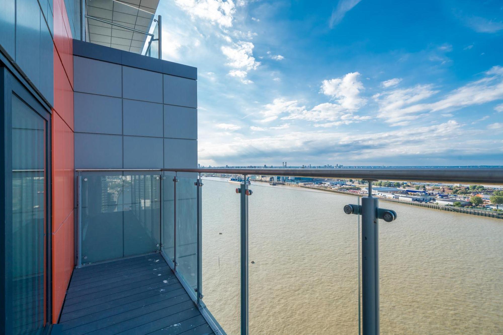 Skyvillion - London River Thames Top Floor Apartments By Woolwich Ferry, Mins To London Excel, O2 Arena , London City Airport With Parking Exteriér fotografie
