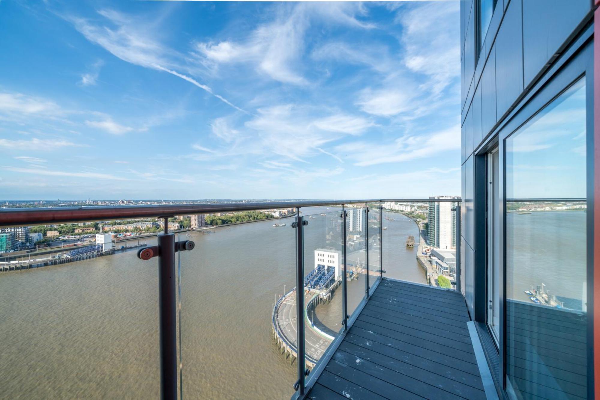 Skyvillion - London River Thames Top Floor Apartments By Woolwich Ferry, Mins To London Excel, O2 Arena , London City Airport With Parking Exteriér fotografie